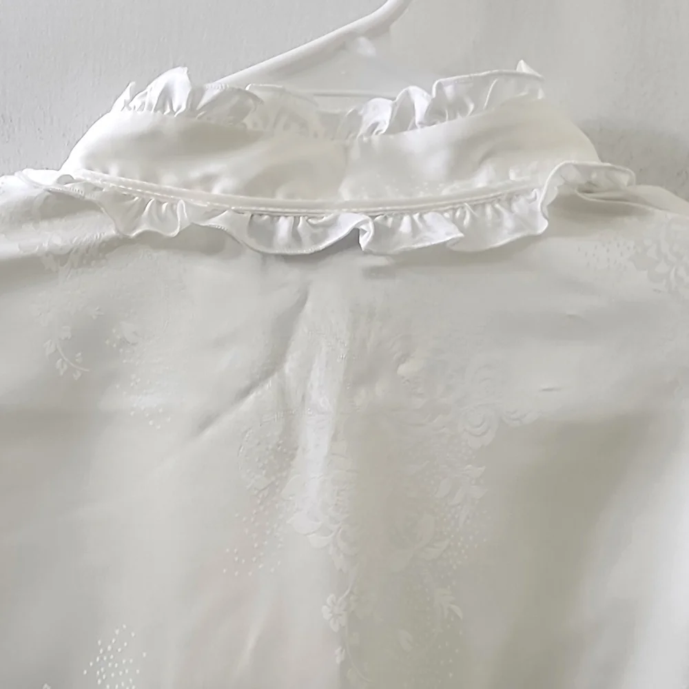 New‎ Zara Women's White Ruffled Tie-Neck Blouse, Size Extra Small.